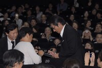 ファンにサインをする真田広之（右）。