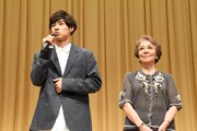 左から戸塚純貴、水野久美。