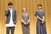 左から戸塚純貴、水野久美、松本若菜。