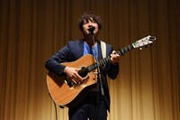 主題歌「星降る夜に」を披露する香川裕光。