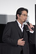 地球外生命体に遭遇したときの対処法を話す真田広之。