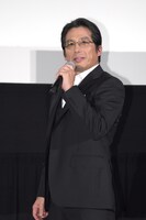 ネタバレを気にしながらショウ・ムラカミのキャラクターを説明する真田広之。