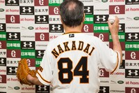 背中の名前と背番号を見せる仲代達矢。