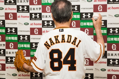 背中の名前と背番号を見せる仲代達矢。