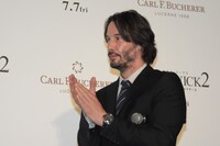 和田アキ子を拍手で迎えるキアヌ・リーヴス。