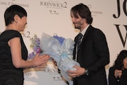 和田アキ子から花束を受け取るキアヌ・リーヴス。