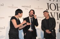 左から和田アキ子、キアヌ・リーヴス、チャド・スタエルスキ。