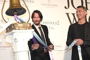 鐘を鳴らすキアヌ・リーヴス。