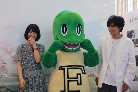 左から浜辺美波、ラプト、北村匠海。