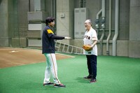 読売ジャイアンツの監督・高橋由伸（左）からアドバイスを受ける仲代達矢（右）。