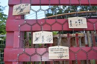 キャスト直筆の絵馬。