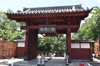 「HiGH&LOW THE LAND」達磨一家のアジトをモチーフとした門。