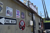 檀商店（土産売り場）の壁に書かれたキャストのサイン。