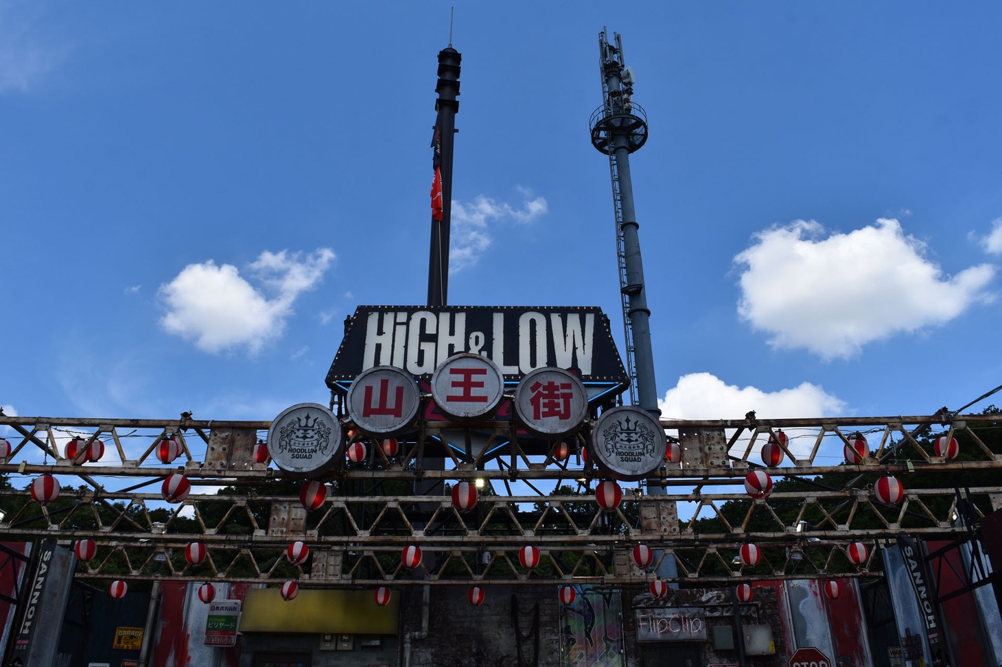 「HiGH&LOW THE LAND」のステージ装飾。