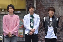 左から町田啓太、鈴木伸之、岩田剛典。