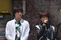 左から鈴木伸之、岩田剛典。