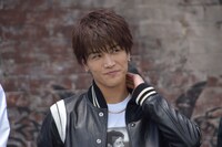 汗を拭う岩田剛典。