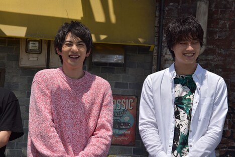 左から町田啓太、鈴木伸之。