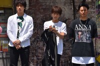 「革ジャン失敗した」と言って上着を脱ぐ岩田剛典（中央）。