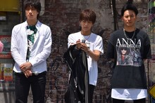 「革ジャン失敗した」と言って上着を脱ぐ岩田剛典（中央）。