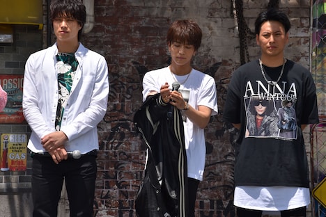 暑さに負けて革ジャンを脱ぐ岩田剛典（中央）。