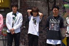 「革ジャン失敗した」と言って上着を脱ぐ岩田剛典（中央）。