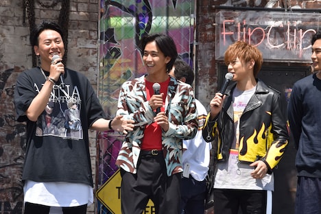 ダン、チハル、テッツの仲を語る山下健二郎（左）。