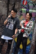 左から山下健二郎、佐藤寛太。