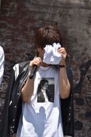 汗を拭く岩田剛典。