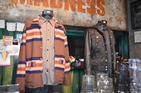 「HiGH&LOW THE MUSEUM」内部。左からヤマトの衣装、ノボルの衣装。