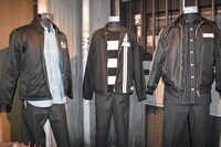 「HiGH&LOW THE MUSEUM」内部。左からダンの衣装、テッツの衣装、チハルの衣装。
