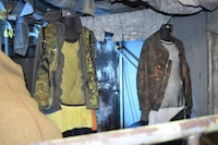 「HiGH&LOW THE MUSEUM」内部。左からピーの衣装、ララの衣装。