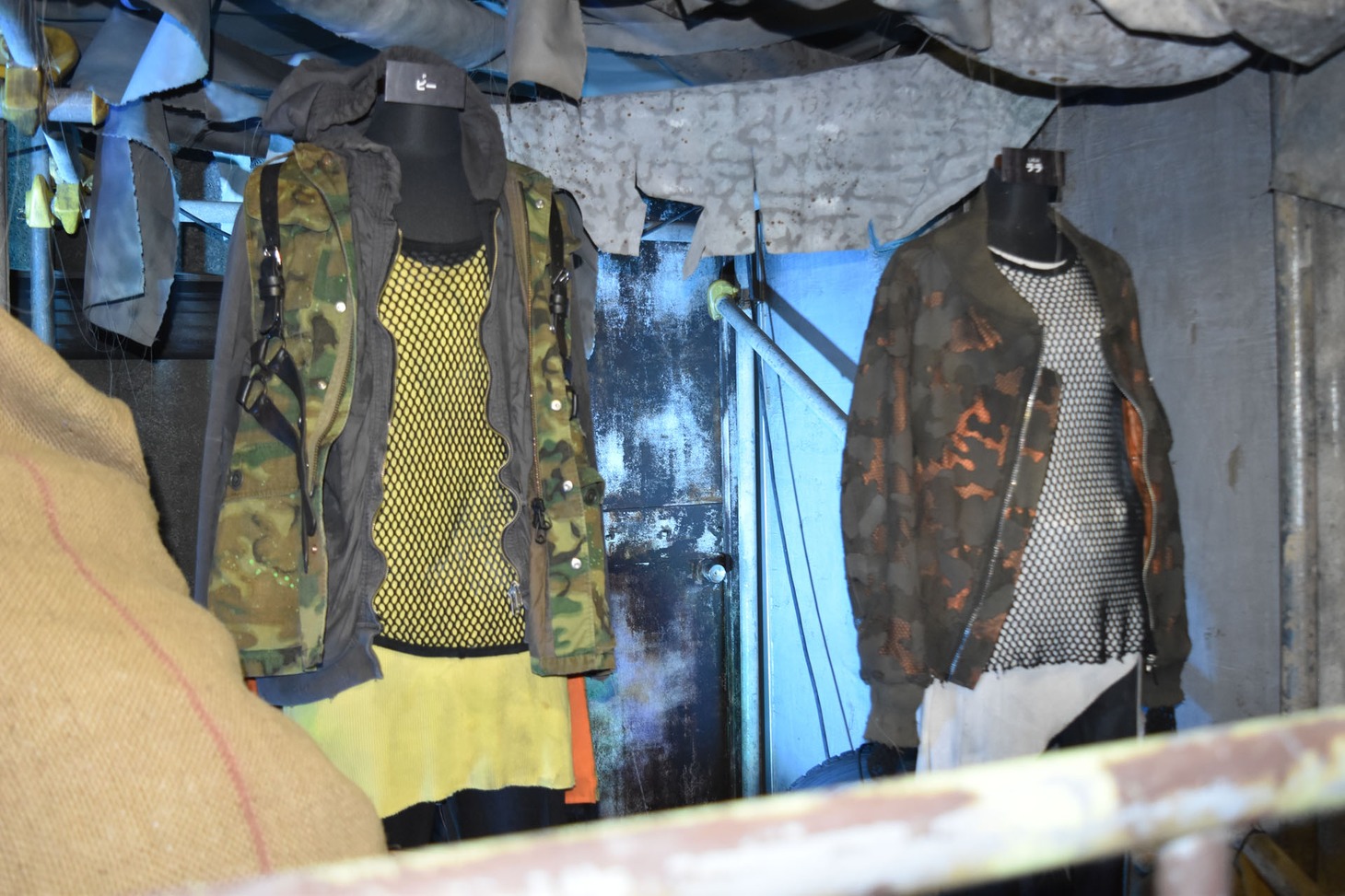 「HiGH&LOW THE MUSEUM」内部。左からピーの衣装、ララの衣装。