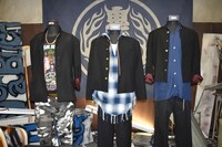 「HiGH&LOW THE MUSEUM」内部。左から関の衣装、村山の衣装、古屋の衣装。