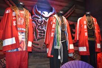 「HiGH&LOW THE MUSEUM」内部。左から加藤の衣装、日向の衣装、左京の衣装。