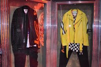 「HiGH&LOW THE MUSEUM」内部。左からバーニーの衣装、パールの衣装。