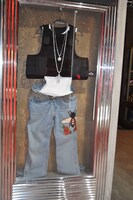 「HiGH&LOW THE MUSEUM」内部。アイスの衣装。