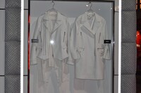 「HiGH&LOW THE MUSEUM」内部。左からKAITOの衣装、KIZZYの衣装。