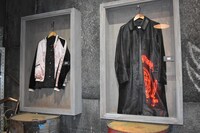 「HiGH&LOW THE MUSEUM」内部。左から九十九の衣装、琥珀の衣装。