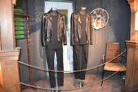 「HiGH&LOW THE MUSEUM」内部。雨宮兄弟の衣装。