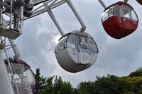 「SWORD観覧車」のWhite Rascalsゴンドラ（白）。