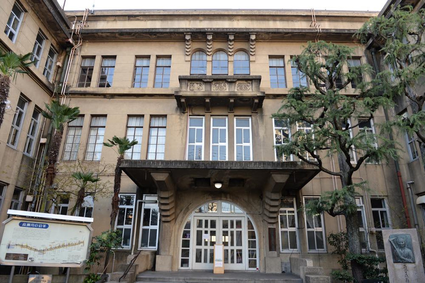 立誠シネマが入っている元・立誠小学校の外観。