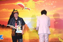 古田新太（左）と、声を整える山寺宏一（右）。