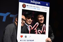 「イイネ！イイネ！イイネ！」“フライングスペシャル上映会”の様子。左から中野英雄、横山剣（クレイジーケンバンド）、伊原剛志。