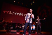 クレイジーケンバンドの演奏をバックに「タイガー＆ドラゴン」を歌った山口智充（中央）。
