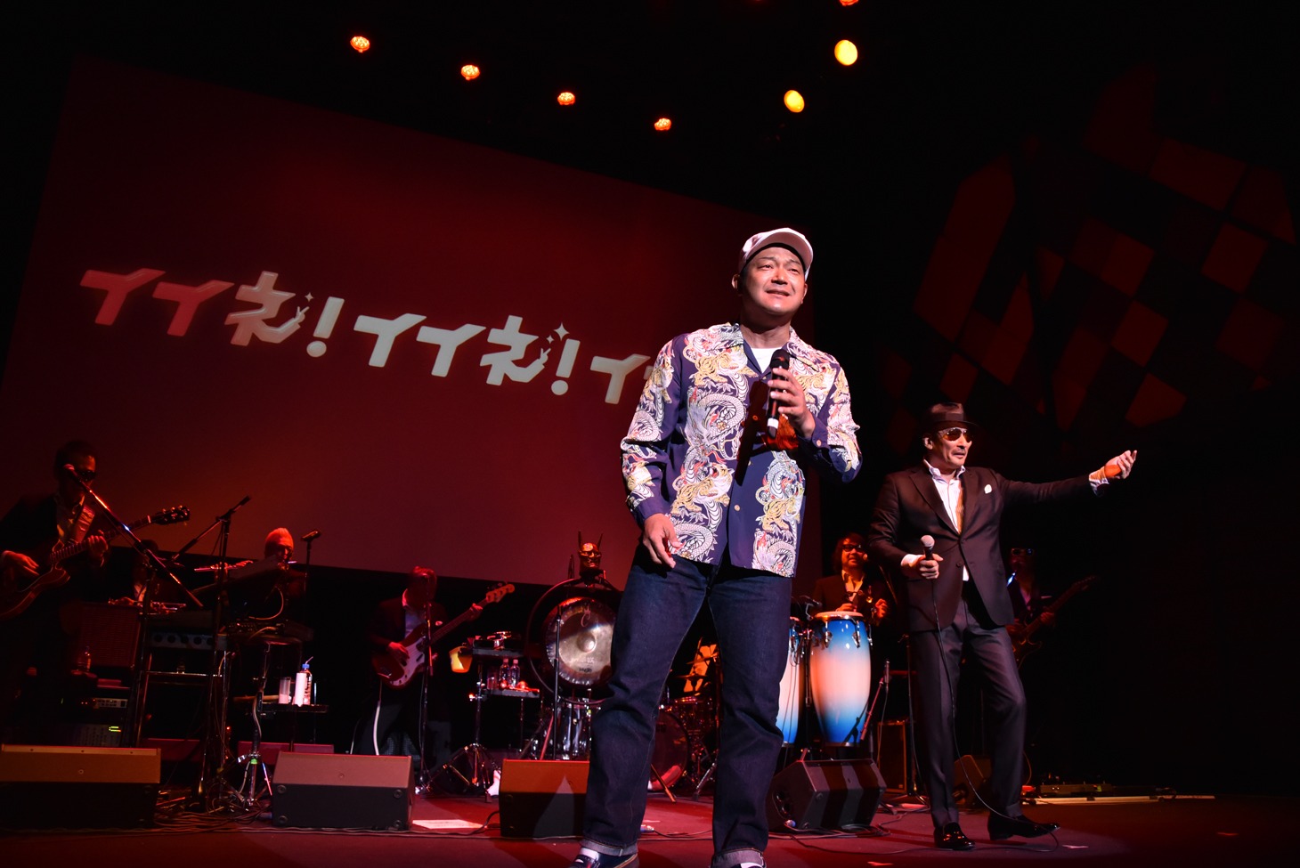 クレイジーケンバンドの演奏をバックに「タイガー＆ドラゴン」を歌った山口智充（中央）。