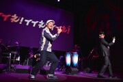 クレイジーケンバンドの演奏をバックに「タイガー＆ドラゴン」を歌った山口智充（中央）。