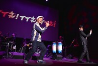 クレイジーケンバンドの演奏をバックに「タイガー＆ドラゴン」を歌った山口智充（中央）。