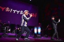 クレイジーケンバンドの演奏をバックに「タイガー＆ドラゴン」を歌った山口智充（中央）。