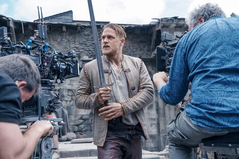 「キング・アーサー」撮影現場よりチャーリー・ハナム（中央）。